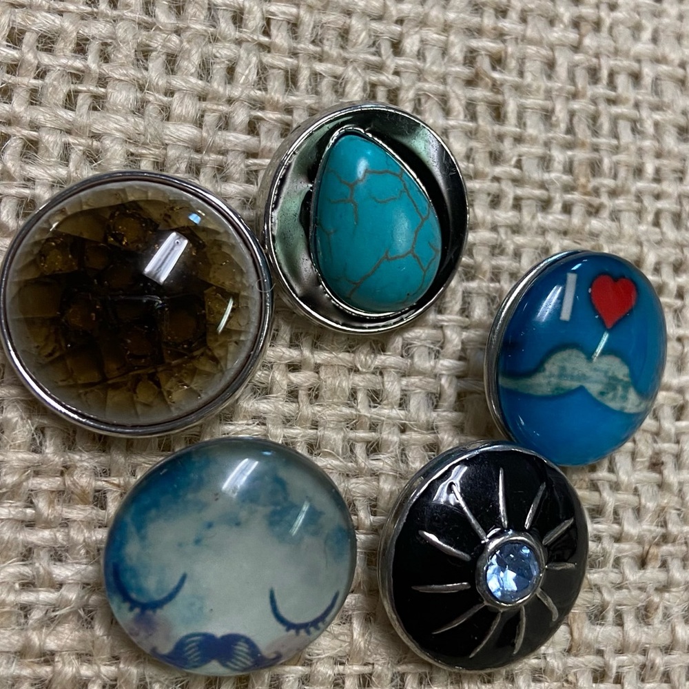 5 silver tone snap on jewelry